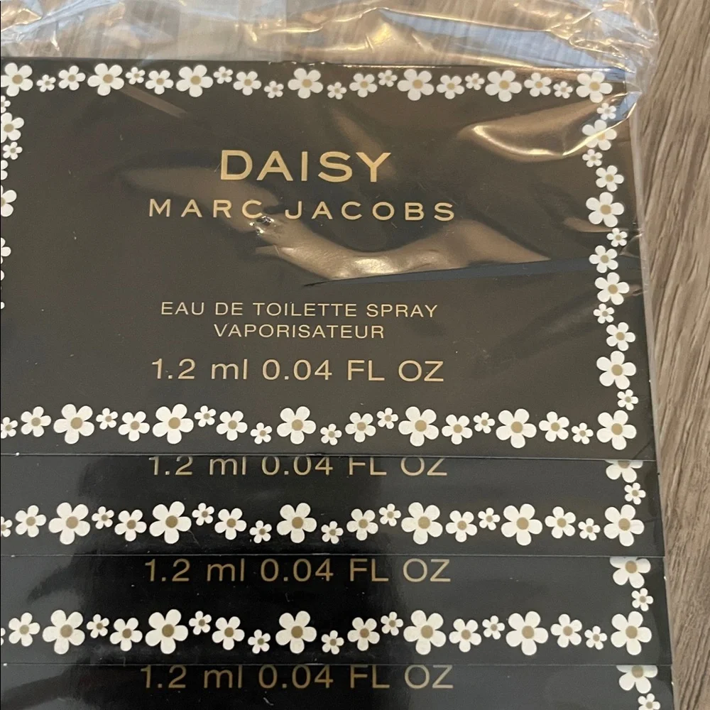 NEW Sealed Sleeve of 12 Carded Sample‎ Vials Marc Jacobs Daisy 1.2 ml